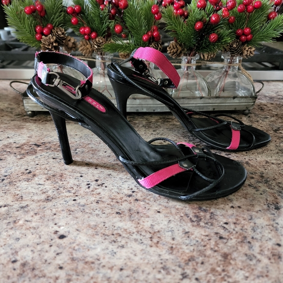NWOT Bonnibel Black & Hot Pink Sandals sz6.5 - Picture 1 of 2